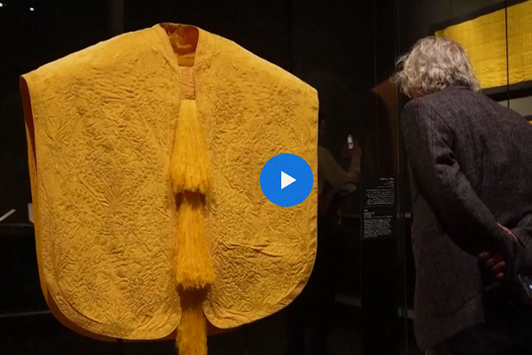 Золотой шелк и древнее ткацкое ремесло представили на выставке в Катаре